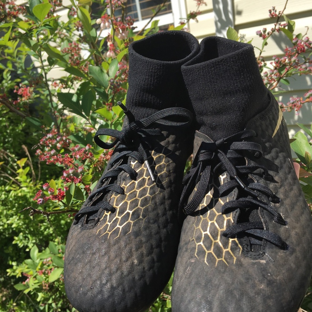 Nike hyper venom phantom soccer cleats. Black&gold